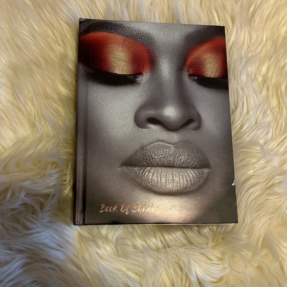 Coloured raine magnetic palette book
